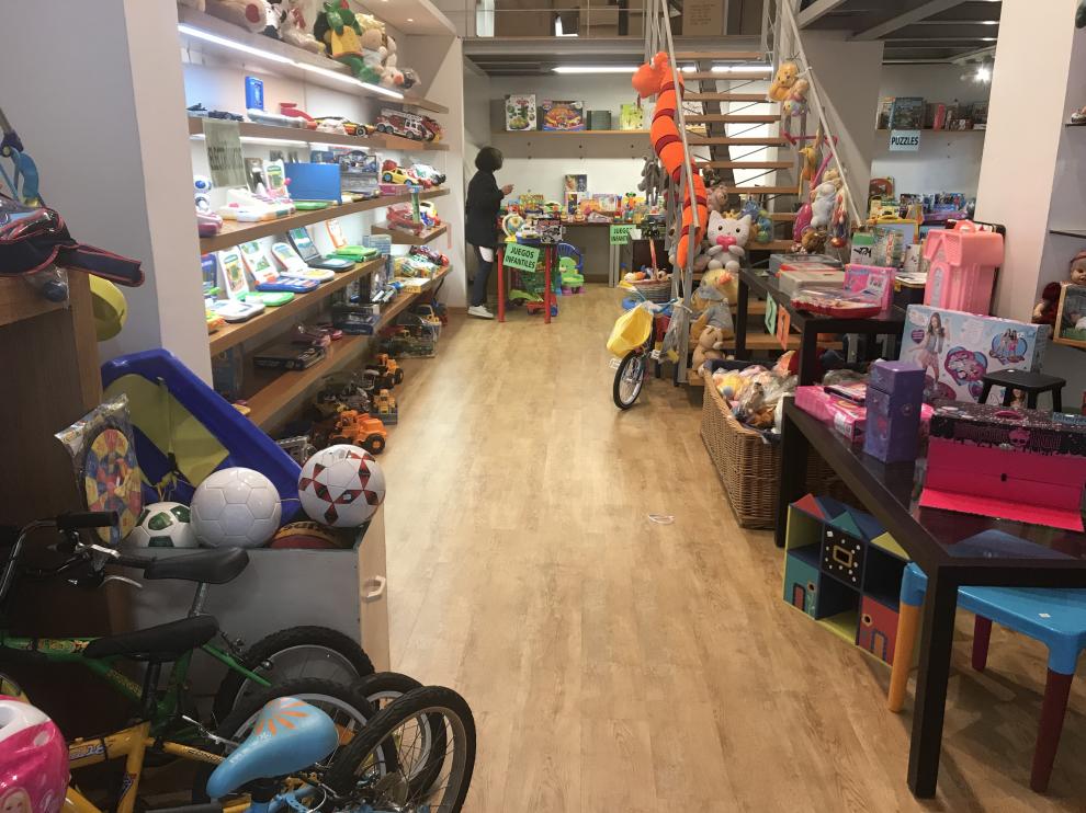 Imagen del mercadillo de juguetes de Cáritas en Huesca.