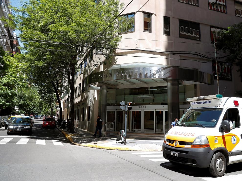 Una ambulancia frente a la clínica donde murió el fiscal español