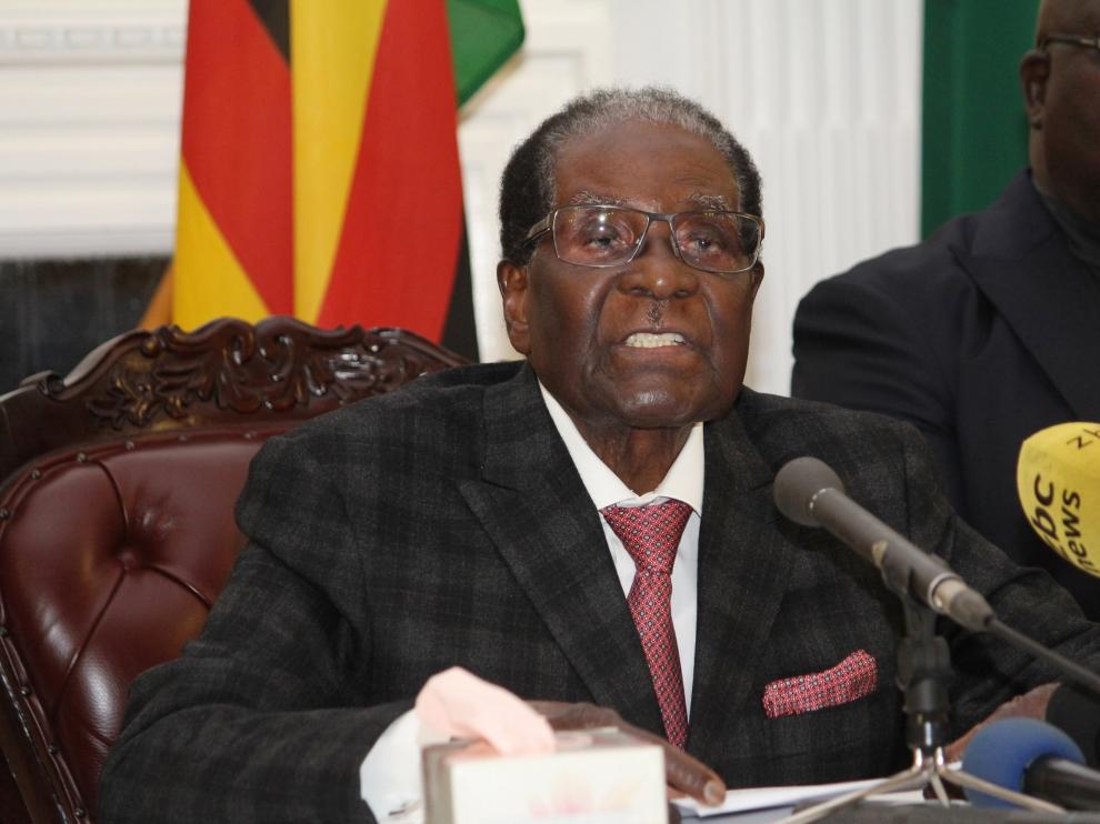 Mugabe dando una declaración televisada.
