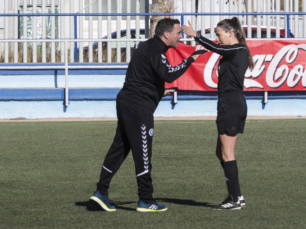 Alberto Berna protesta a la colegiada Olatz Rivera, en el partido del domingo ante el Albacete y en el que acabó expulsado.