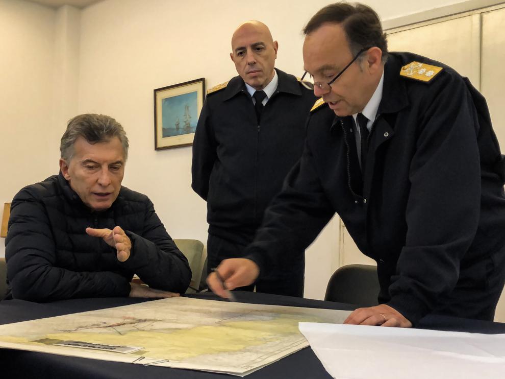 El presidente argentino Mauricio Macri junto al subjefe de la Armada Argentina, el vicealmirante Miguel Ángel Máscolo y el jefe del Comando del Área Naval Atlántica.