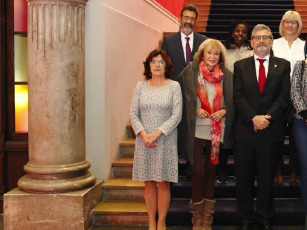María Victoria Broto junto a María Teresa Fernández de la Vega en el acto de este lunes.