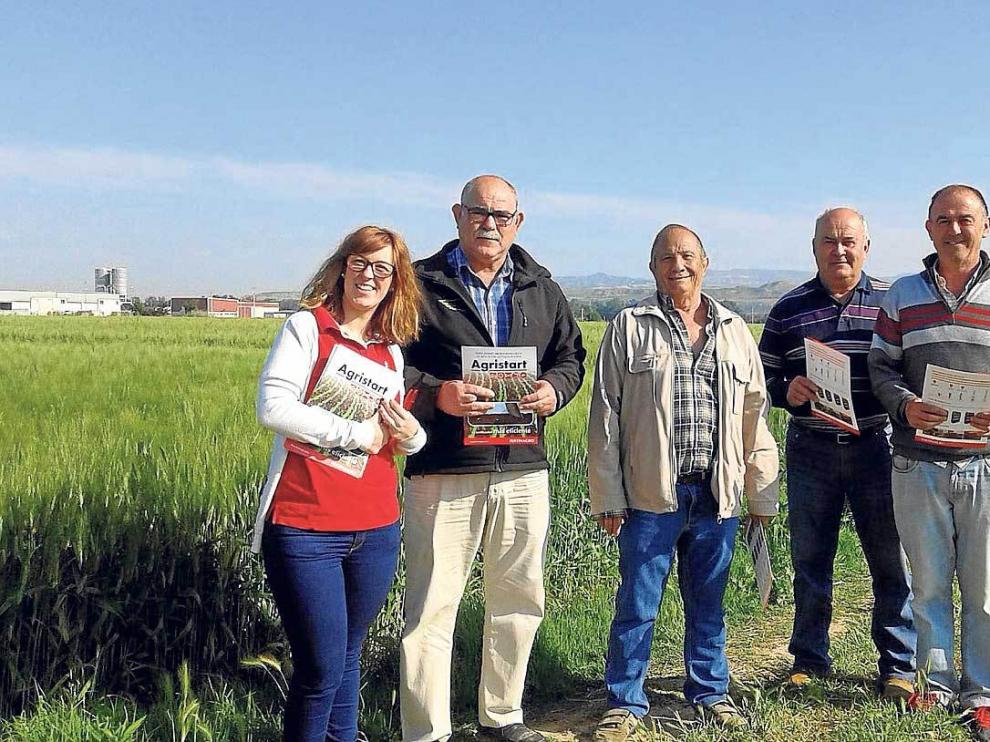 Victoria Castillo, técnico de Agrovip, junto a unos agricultores en una jornada informativa celebrada en Alagón.
