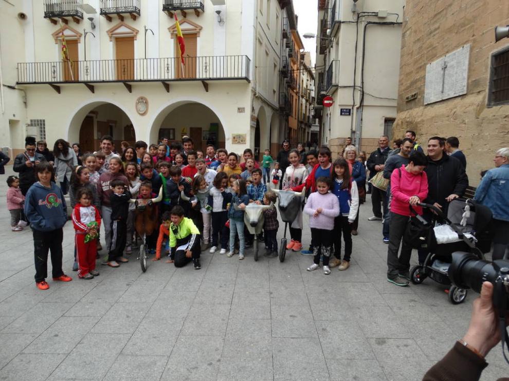Los niños juegan a los toros en Albalate.