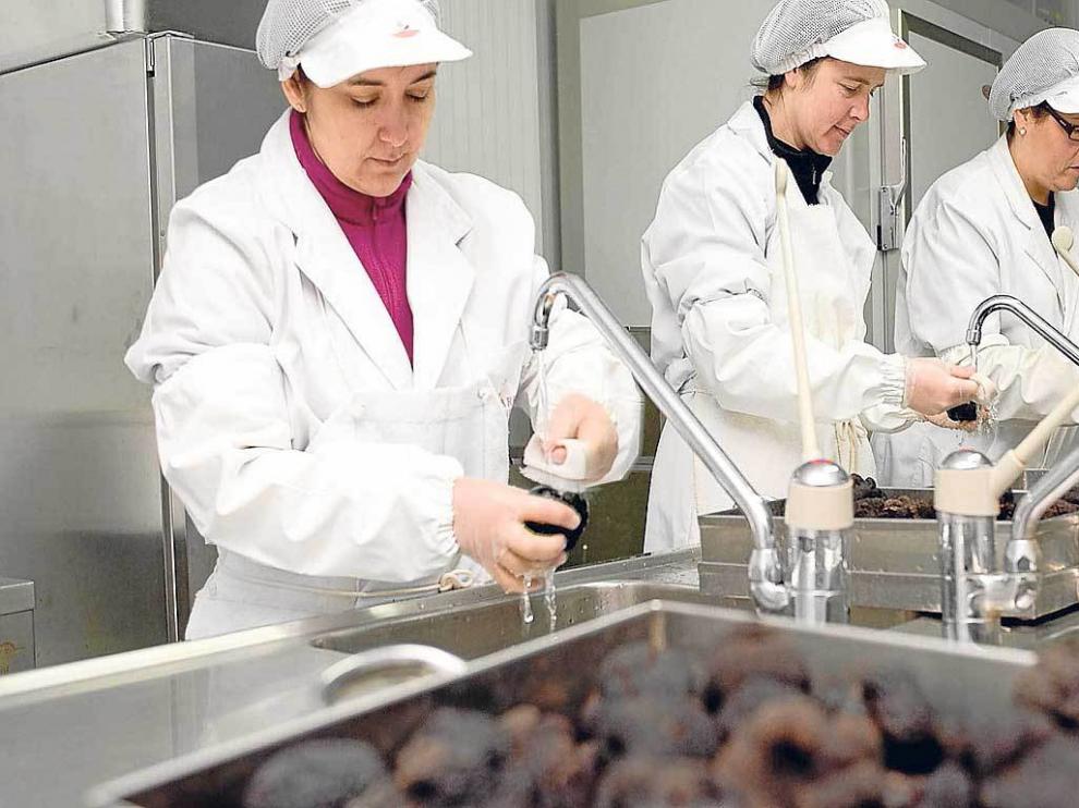 En la imagen, las tres socias de la empresa, en su sede de Sarrión.
