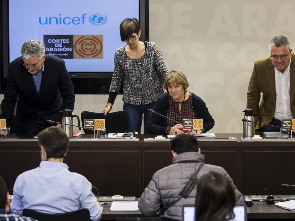 La presidenta de Unicef Aragón, Pilar de la Vega, junto a Florencio García Madrigal, Violeta Barba y Antonio Torres, durante la presentación del estudio