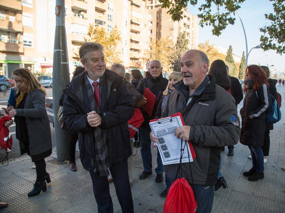 El alcalde junto a las personas participantes en uno de los recorridos que han seleccionado como uno de los mejores caminos hacia sus puntos de interés.