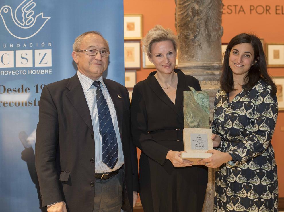 Carlos Gómez, Beatriz Lucea y María Luisa Grau, con el premio a ´Believe in Art`.