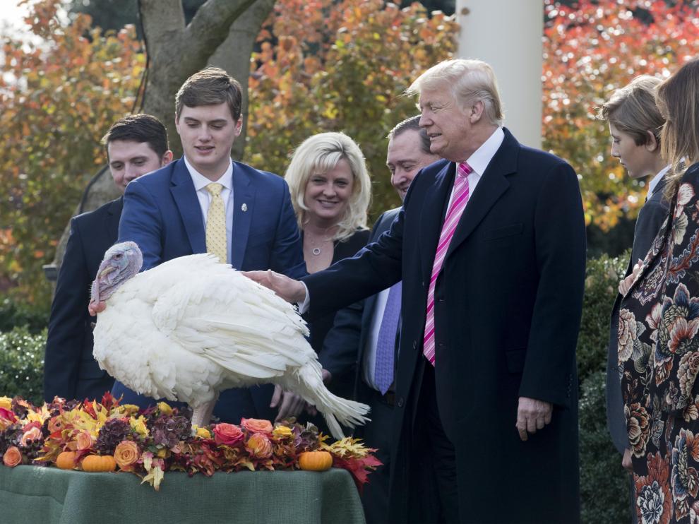 Donald Trump durante el indulto del pavo 'Drumstick'.