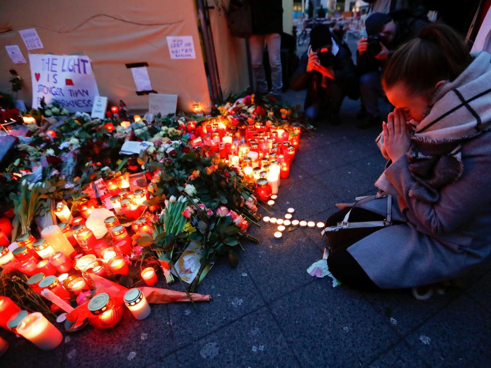 Flores, en el lugar donde se registró el ataque contra un mercado navideño en Berlín