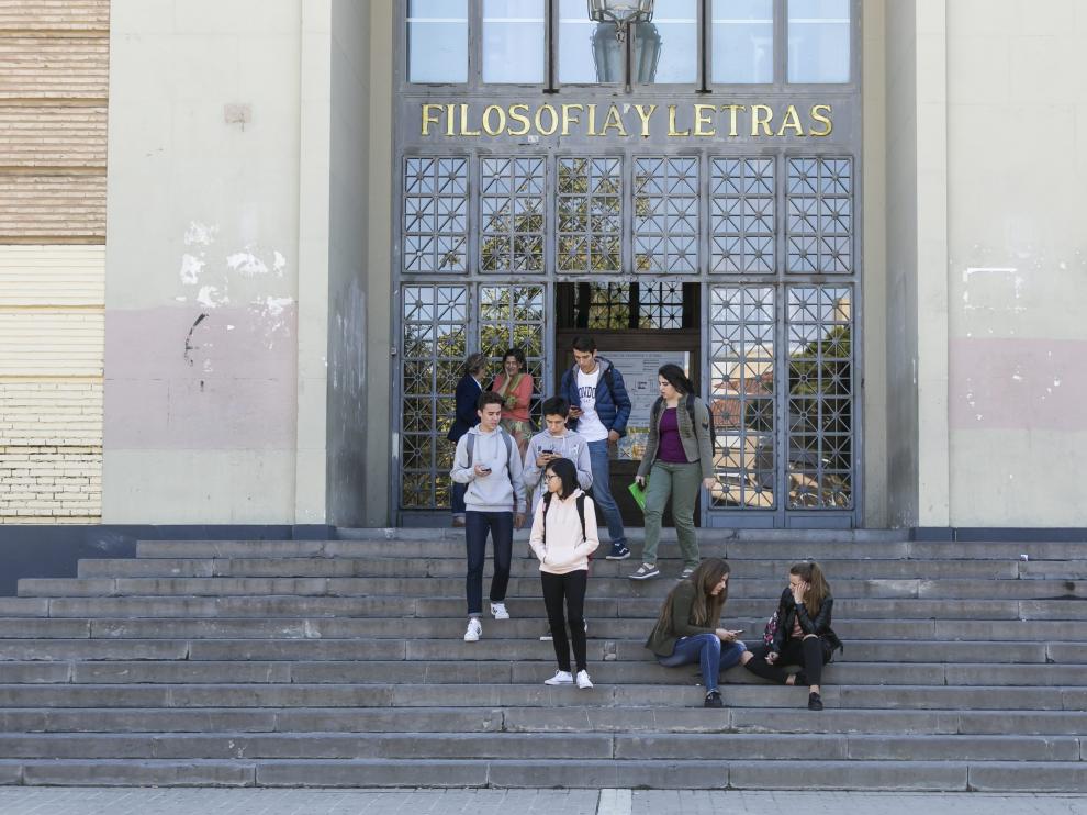 Fachada de la Facultad de Filosofía y Letras de la Universidad de Zaragoza.