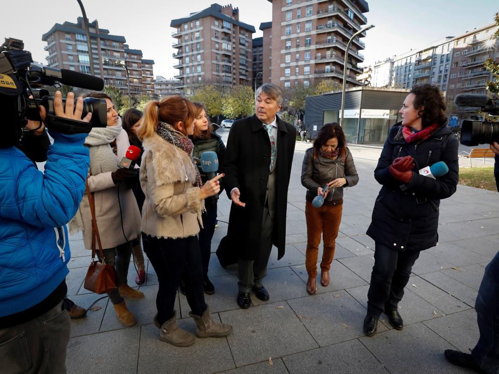 Agustín Martínez Becerra, abogado de tres de los acusados, atiende a los medios.