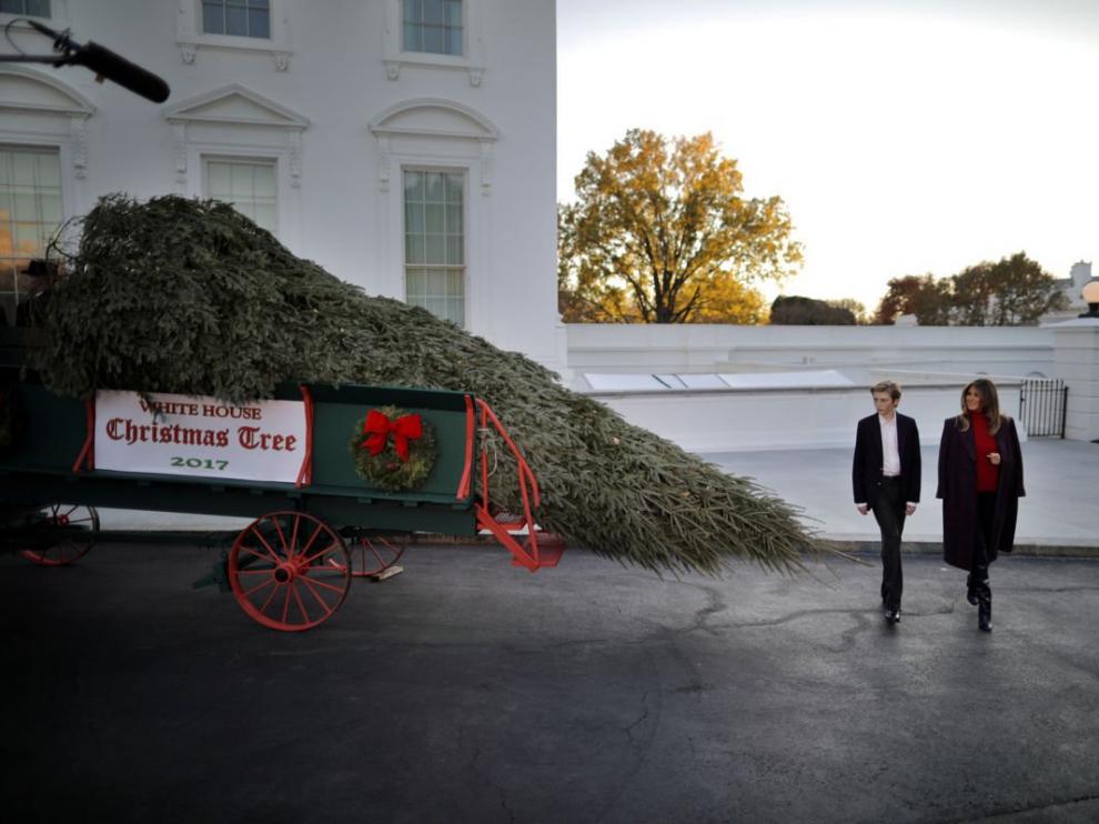 Melania Trump y su hijo Barron a las puertas de la Casa Blanca.