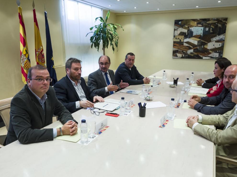Lambán y Soro, con miembros de la plataforma cincovillesa.