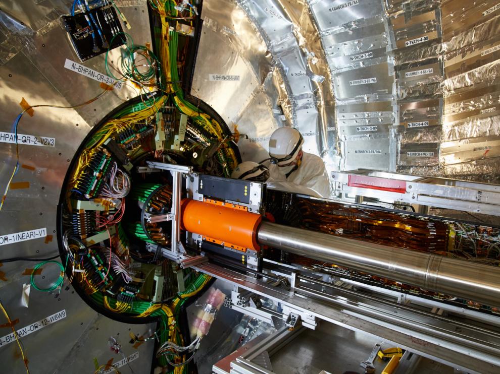 Instalación del detector de píxeles de segunda generación en el experimento CMS del CERN