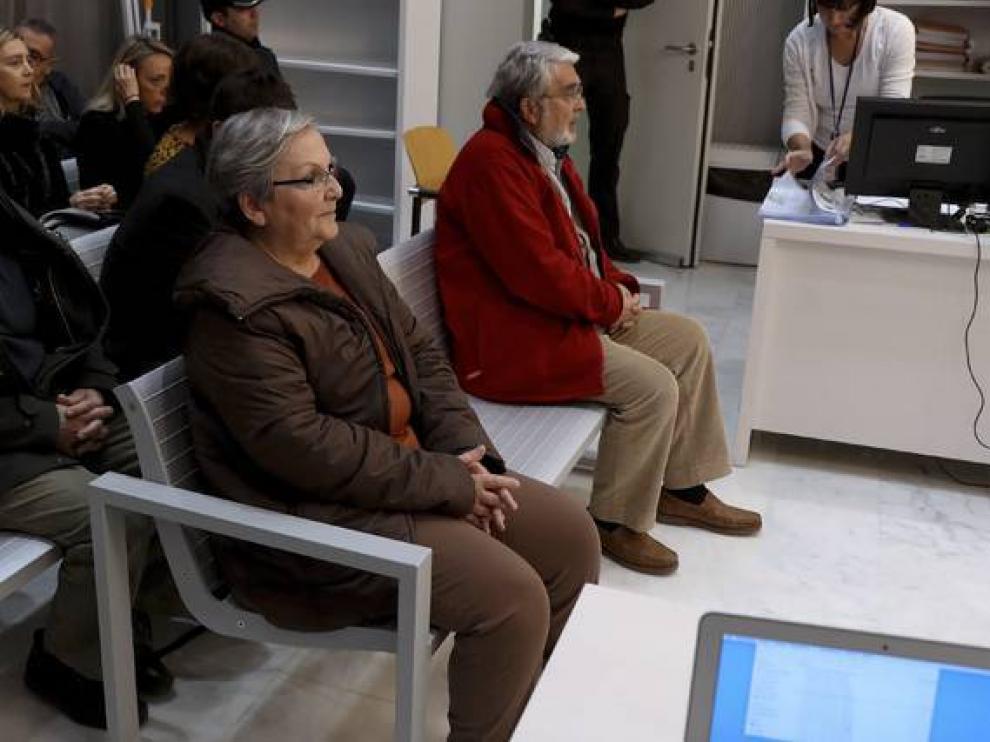 Los acusados Victoria Gómez Méndez y José Antonio Ramón Teijelo, en el inicio del juicio en la Audiencia Nacional.
