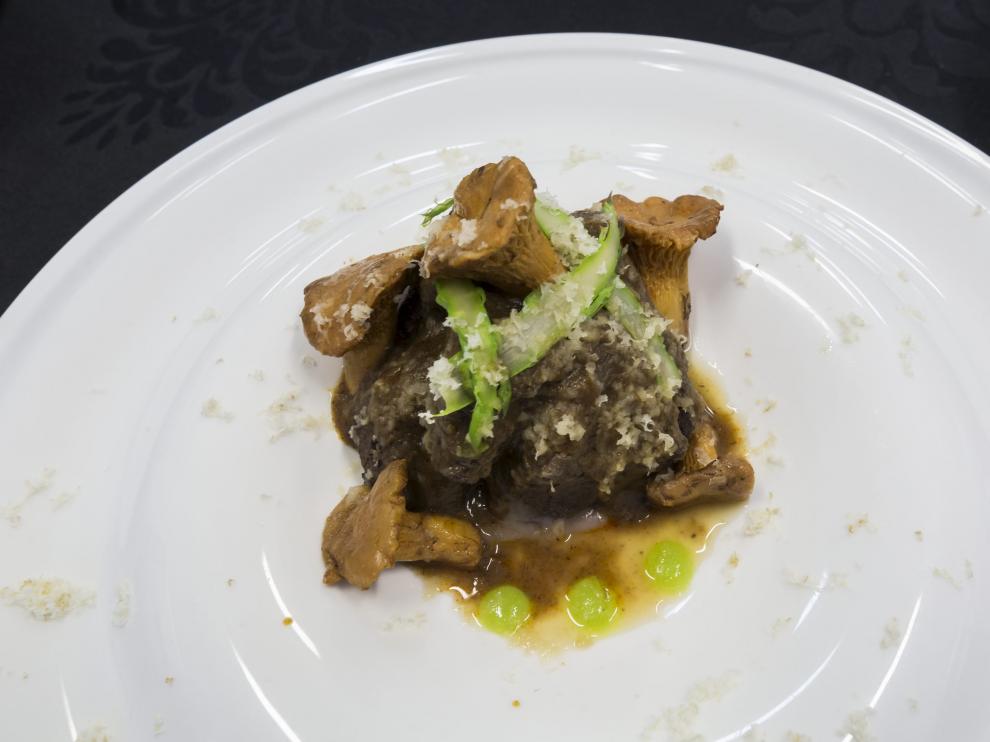 Jabalí guisado sobre una parmentier de castañas y patatas con rebozuelos.