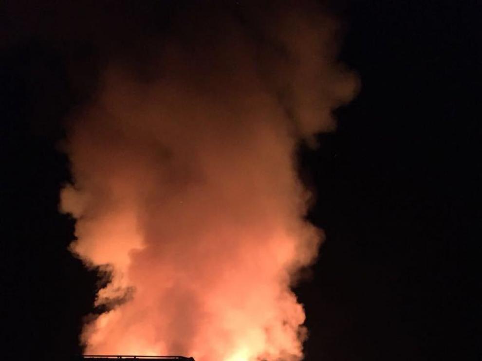 El camión incendiado