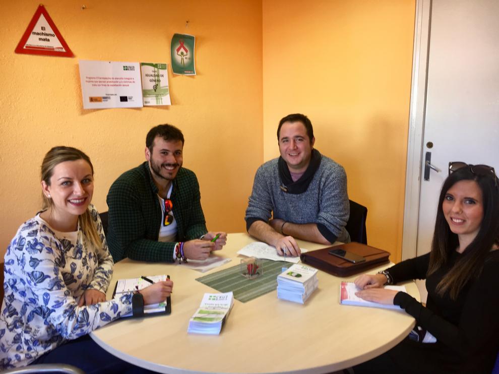 Varios miembros de las Juventudes Socialistas de Teruel, en la sede del partido.