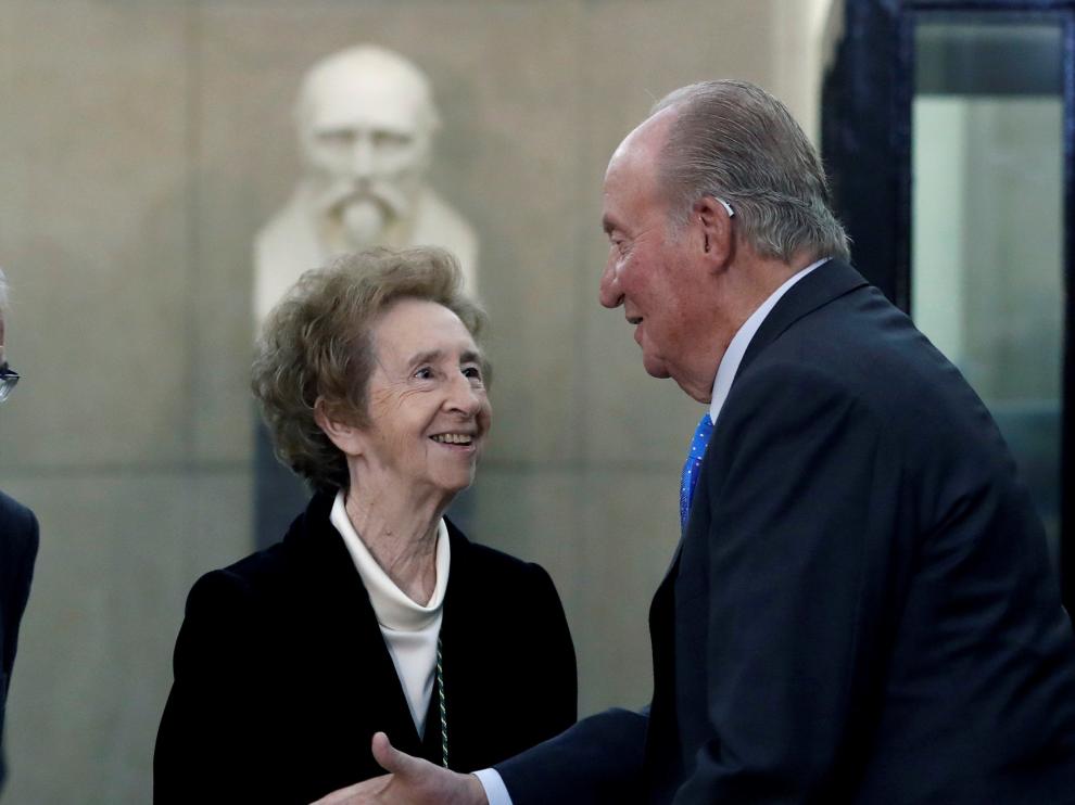 Don Juan Carlos saluda a Margarita Salas antes de entregarle la Medalla Echegaray.