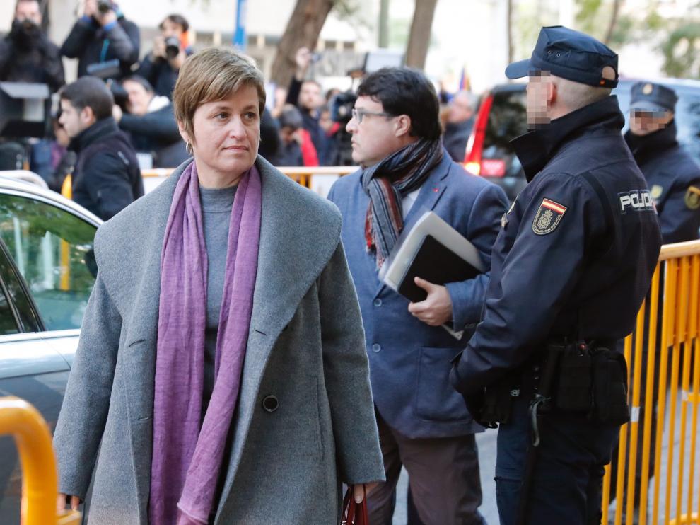 Dos miembros de la Mesa del Parlament entrando al Tribunal Supremo.