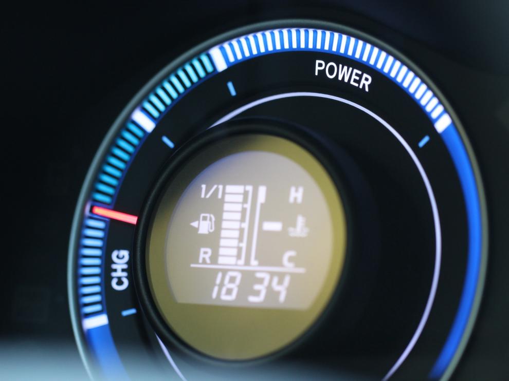 Los coches híbridos combinan dos motores uno de combustión interna y otro eléctrico, alimentado por baterías.