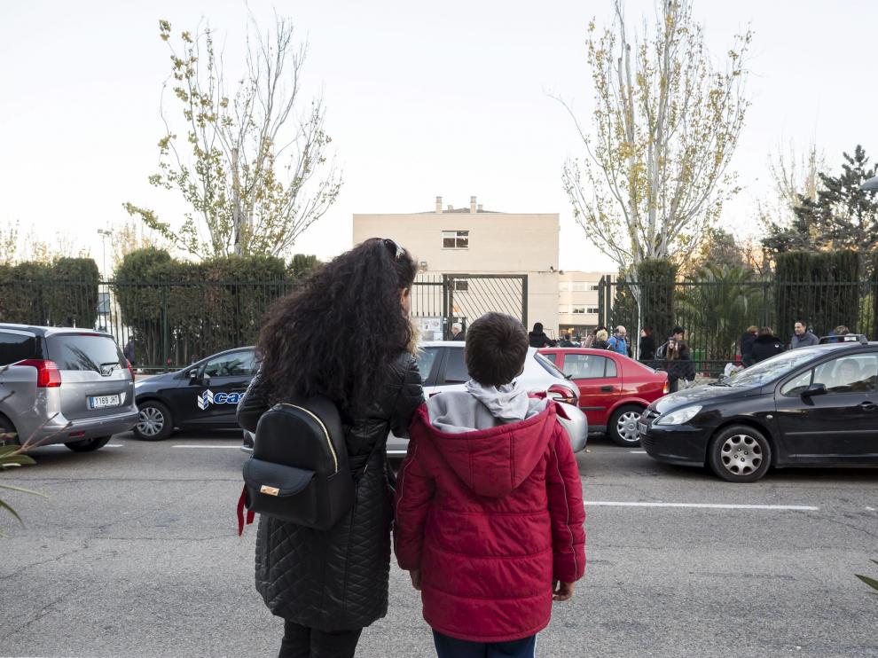 Albina P. Pepa con su hijo menor, ayer, a la salida del CEIP Puerta de Sancho.