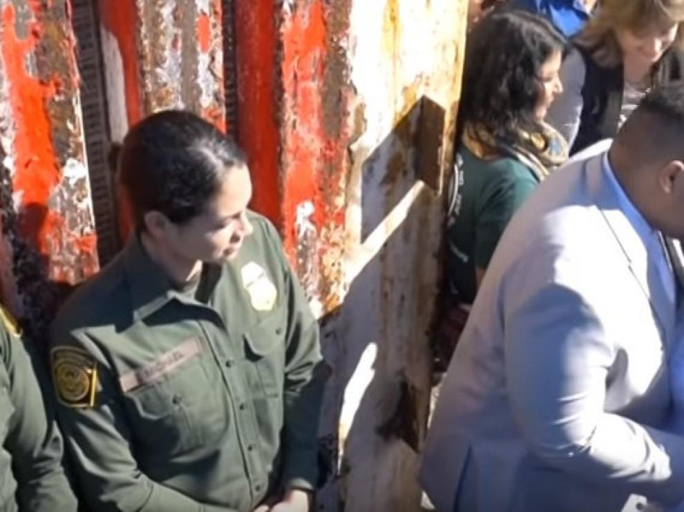 Una pareja aprovecha apertura del muro entre México y Estados Unidos para casarse.