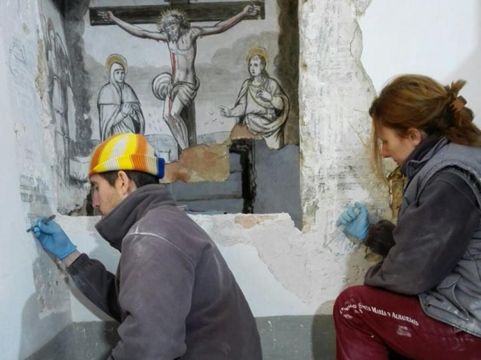 Los restauradores en plena intervención en las pinturas del siglo XVI