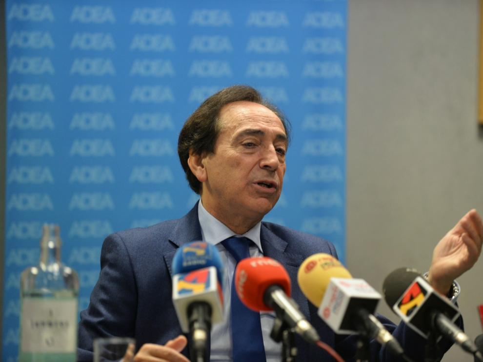 El presidente de la Asociación de Directivos y Ejecutivos de Aragón, Salvador Arenere, en la presentación de los finalistas