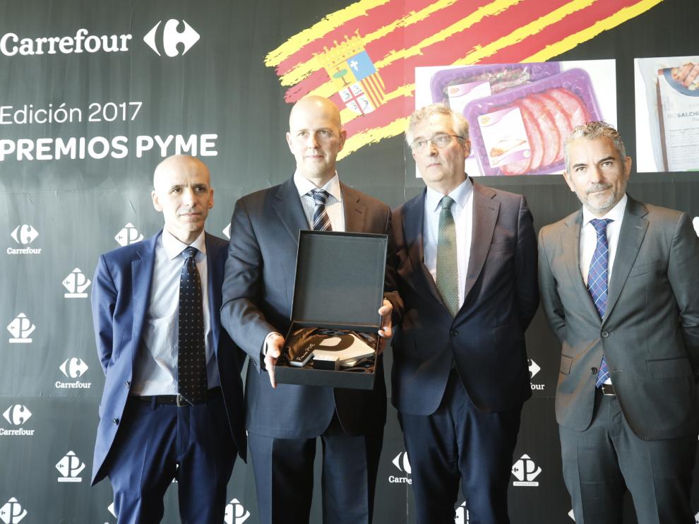 David Botaya, director general de Casa Matachín, con el consejero de Desarrollo Rural y representantes de Carrefour en Aragón