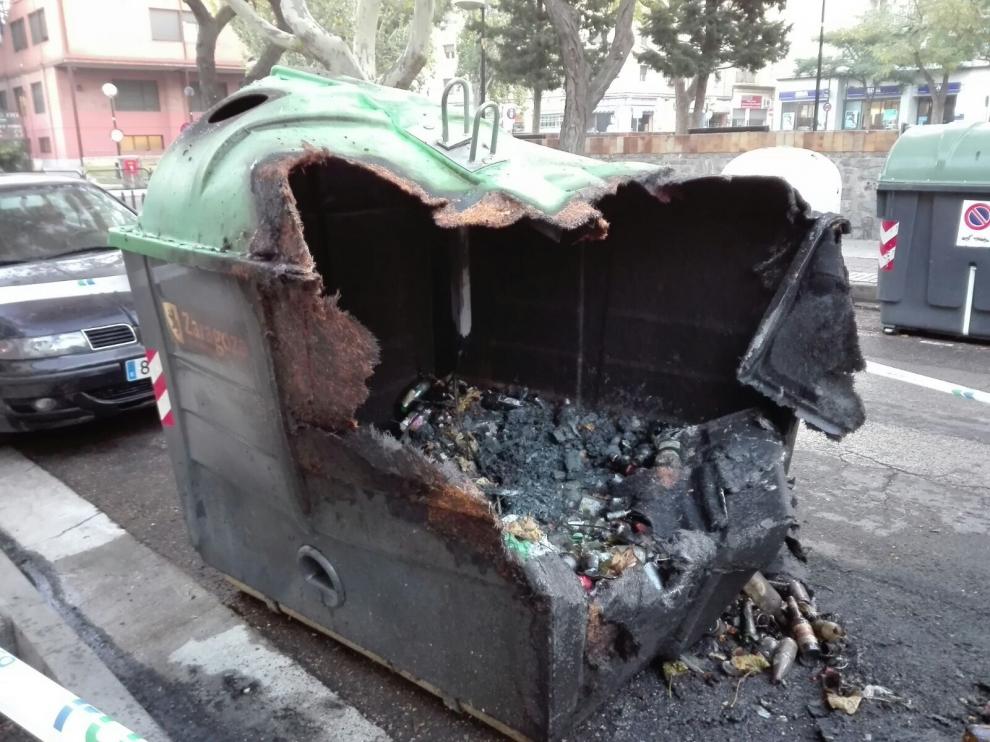 Arden cinco contenedores en el Arrabal afectando a dos coches y a la fachada de un centro de salud