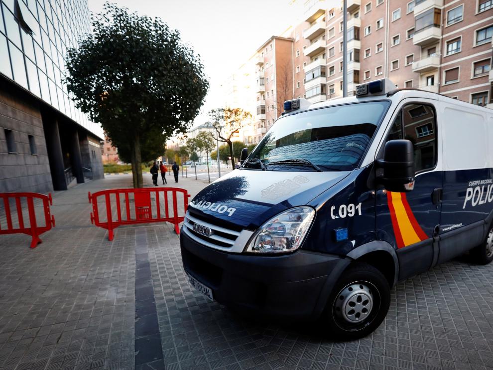 En este furgón llegaban los acusados de la violación