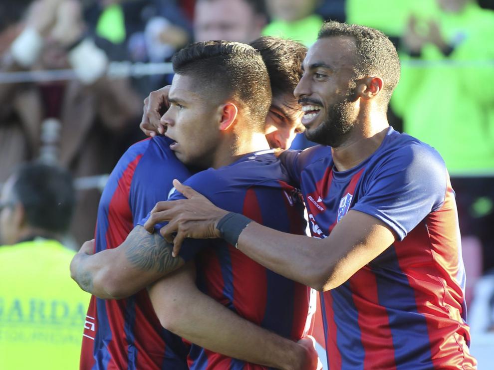 Akapo celebra, junto a Cucho y Melero, el primer gol del último partido ante el Tenerife.