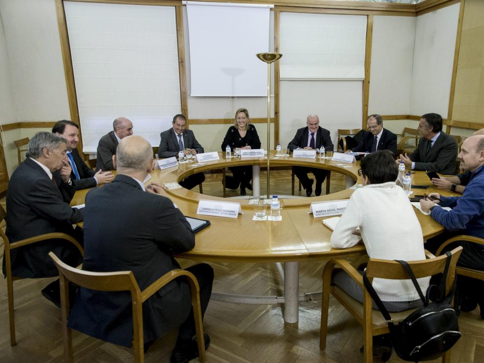 Economistas, empresarios, sindicatos y Universidad, en la reunión de ayer con Gastón