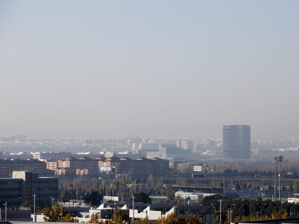 Esta imagen de la Torre del Agua, tomada desde Juslibol a primera hora de la mañana, permite observar una 'boina' que es una mezcla de neblina y partículas contaminantes.