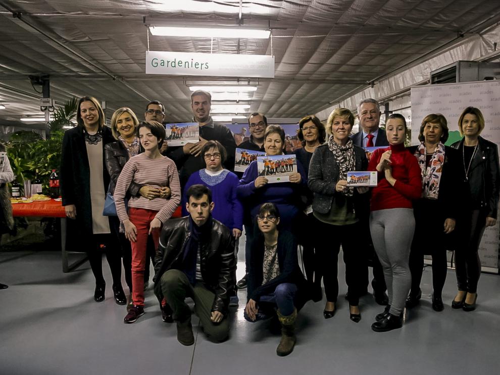Alumnos de Atades, junto a empresarias de Directivas de Aragón y representantes institucionales.