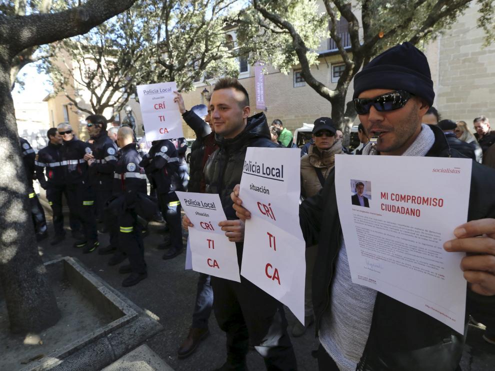 Protesta de trabajadores municipales de los servicios de Policía Local y Bomberos ante el Ayuntamiento de Huesca