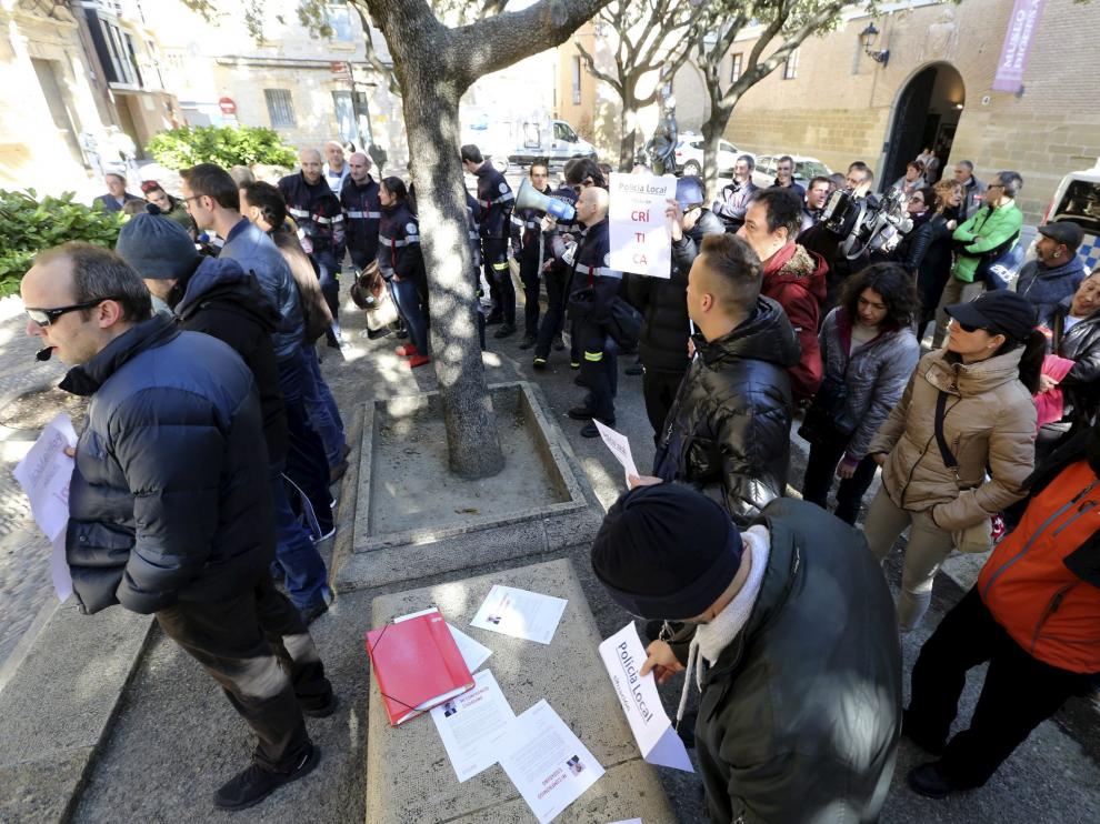 Participantes en la concentración de protesta celebrada ayer ante el Ayuntamiento de Huesca.