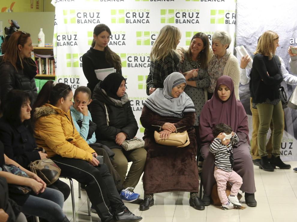 Asamblea informativa organizada por Cruz Blanca en Huesca para explicar la situación.