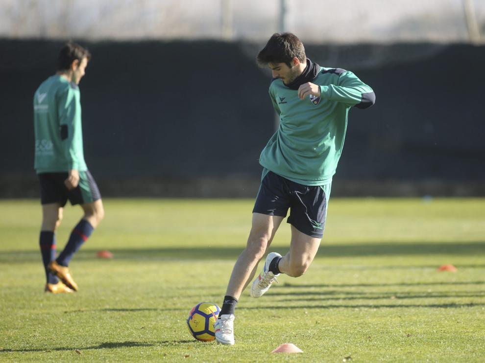 Melero toca el balón durante el entrenamiento del pasado martes en la ECA.