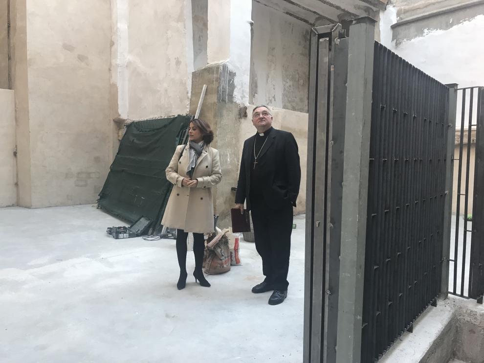 La alcaldesa, Emma Buj, y el obispo, Antonio Gómez, durante la visita al Mausoleo de Los Amantes.