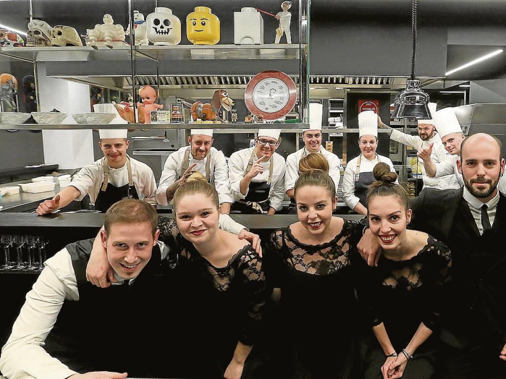 La plantilla del Tatau Bistro, en Huesca, tras conocer que habían revalidado la estrella, ayer por la noche.