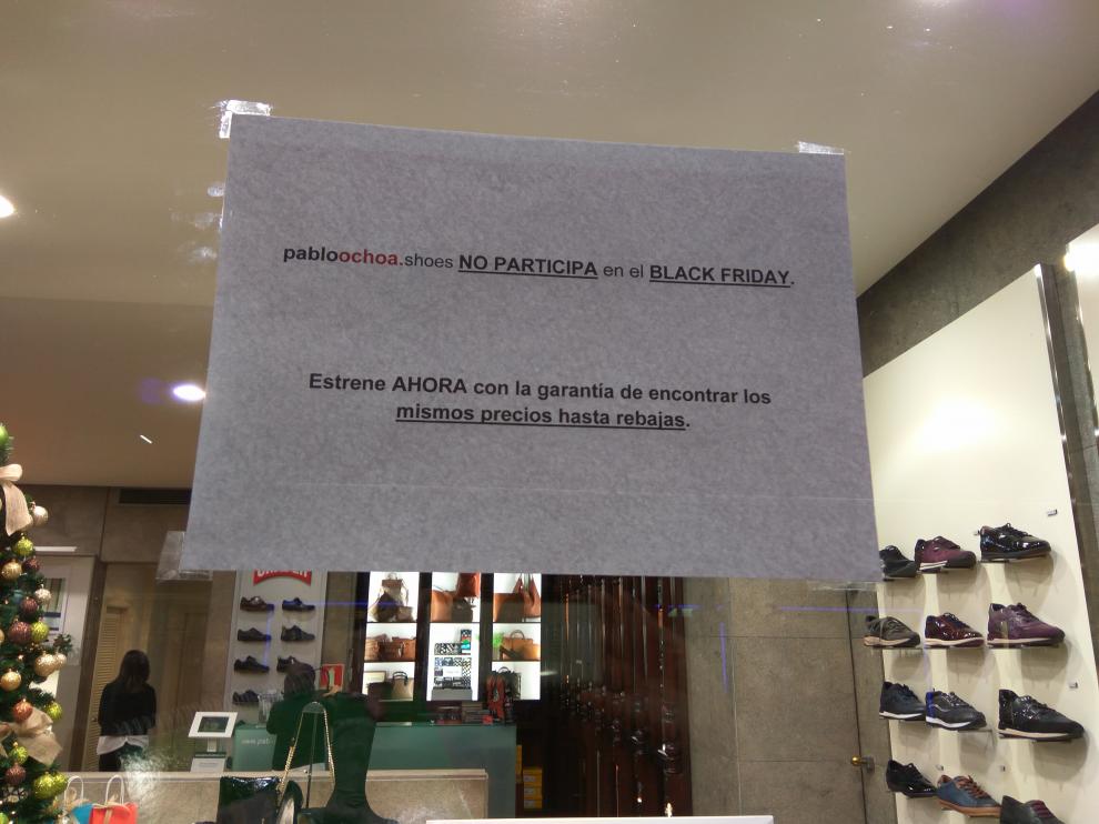 El cartel colocado en el escaparate de Pablo Ochoa.