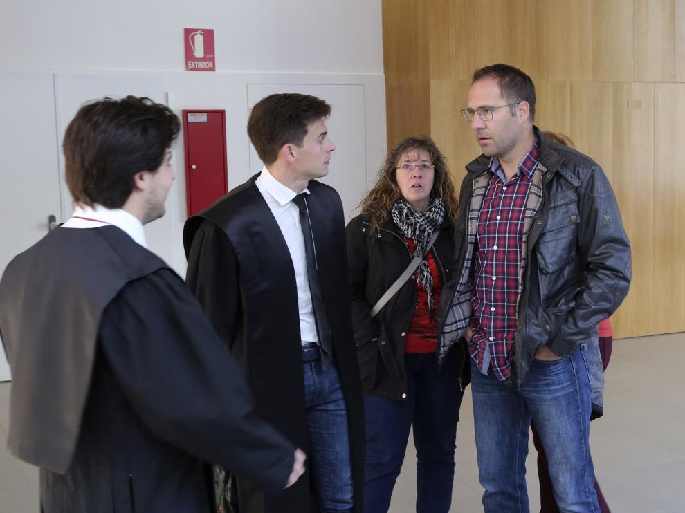 Rubén Cáncer, víctima del atraco a la armería, junto a sus abogados poco antes de declarar ante la Audiencia Provincial