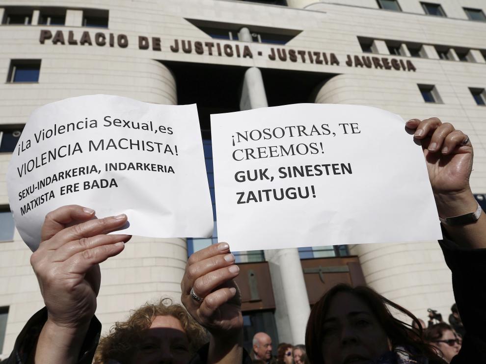 Mensajes de apoyo a la demandante en una concentración a las puertas del tribunal en Pamplona.
