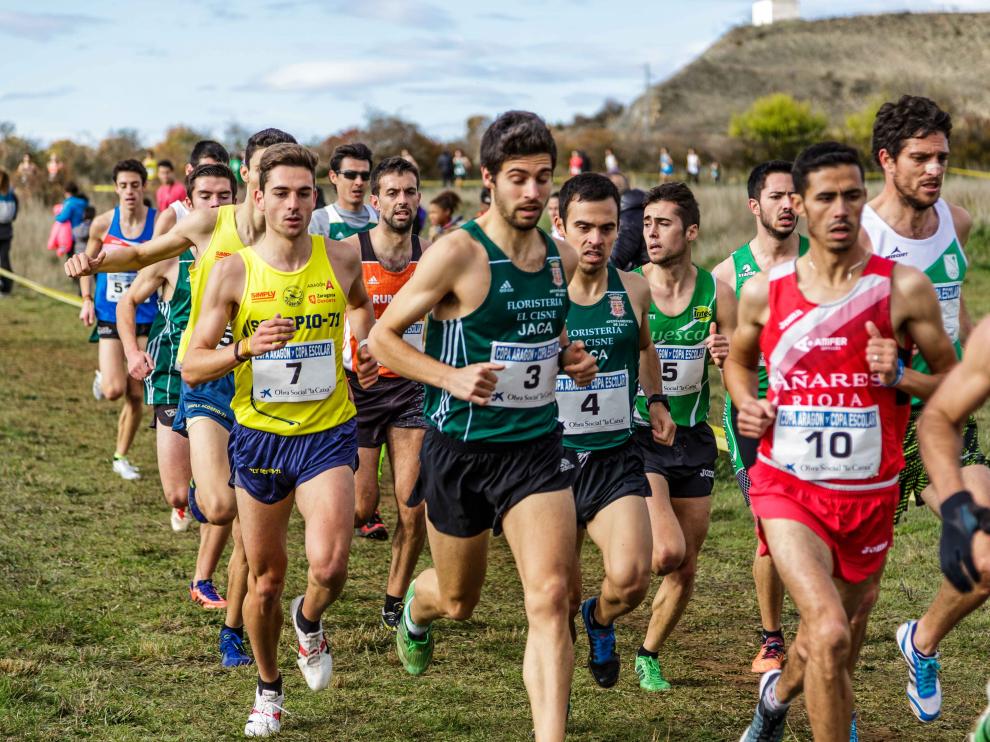 Varios corredores, en la última edición del Cross de la Montaña de Sabiñánigo