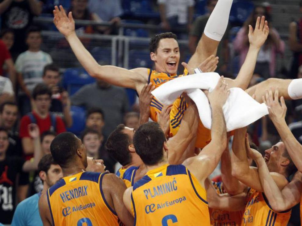 Kyle Kuric, manteado por sus compañeros en su regreso a las canchas.
