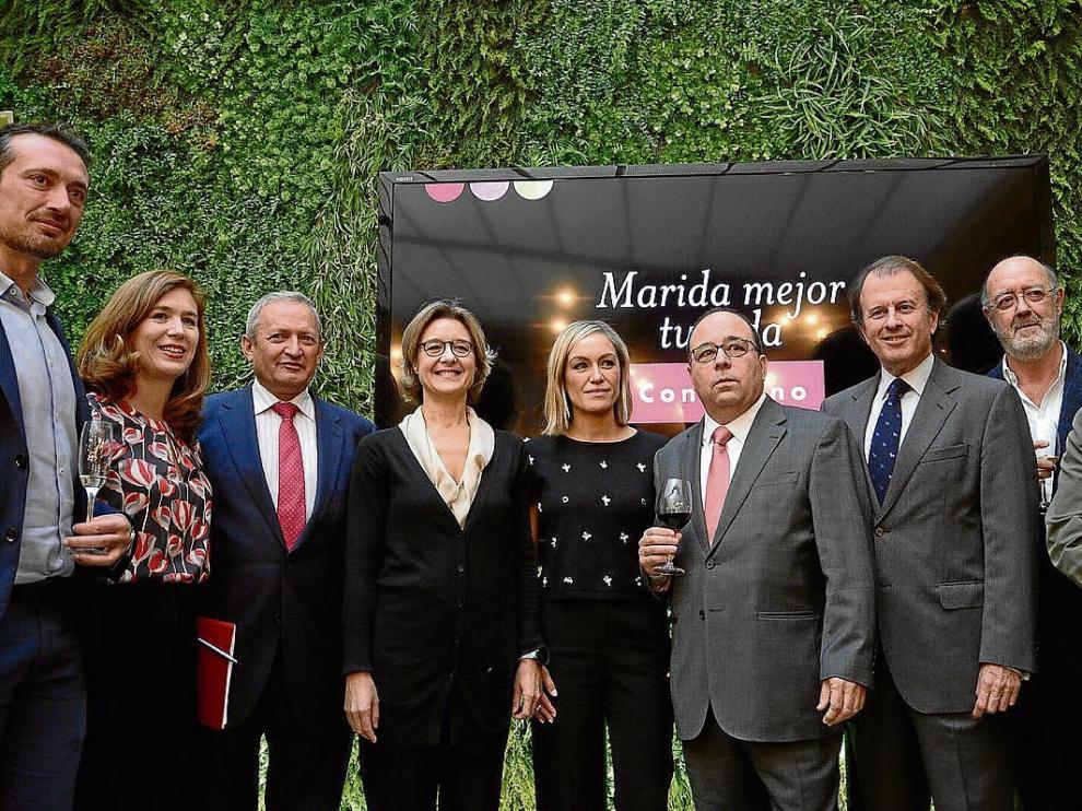 Isabel García Tejerina y Luján Argüelles, en el centro, durante el acto de presentación de la campaña.