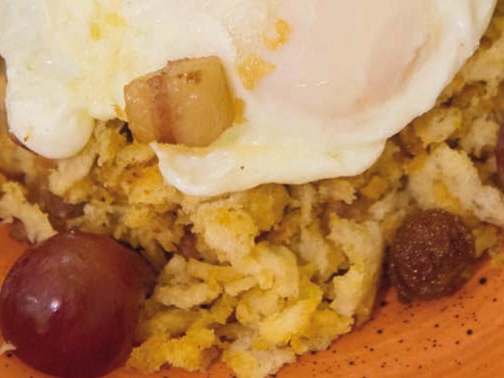 Las migas se ofrecen con panceta, chistorra, longaniza y uvas